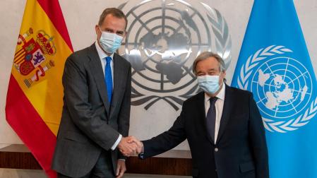 El rey Felip VI, junto al secretario general de la ONU, António Guterres (d) en la sede del organismo internacional en Nueva York
