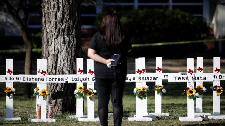 Una mujer, ante el memorial por los fallecidos en el tiroteo