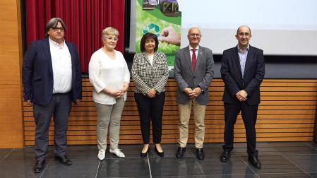 De izda.a cha., Miguel Ángel Arrastio, Gloria Olcoz, Belén Cerdán, Bernardo Ciriza; y Fernando Blázquez durante la jornada celebrada en Falces