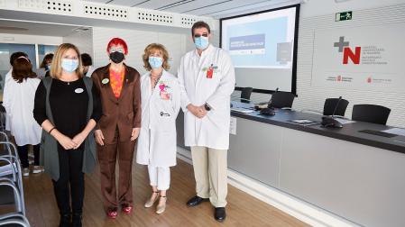 De izda. a dcha.: Ana Mateo, jefa de área de Enfermería de Desarrollo en Cuidados e Innovación y responsable del programa CCEC/BPSO en el HUN; Santos Induráin, consejera de Salud; Marta Ancín, directora de Cuidados Sanitarios del HUN; Alfredo Martínez, director gerente del HUN