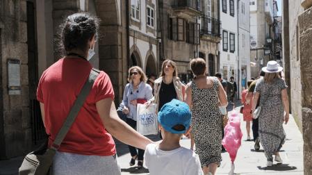 Varias personas pasean durante las Fiestas de la Ascensión en Santiago de Compostela