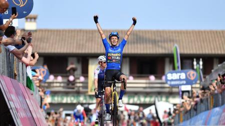 Koen Bouwman celebra su segunda victoria en el Giro