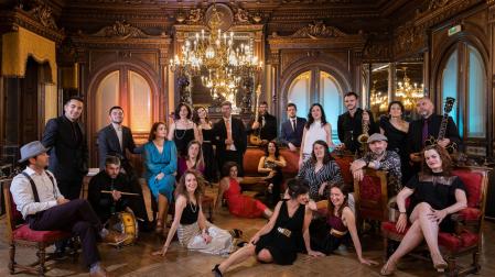 Cantantes y músicos de la formación Jazzy Leap, retratados en el Nuevo Casino de Pamplona