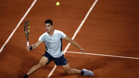 Carlos Alcaraz durante el duelo contra Korda en Roland Garros