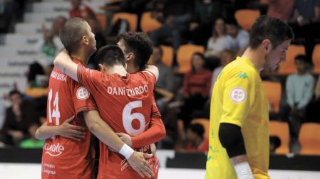 Raúl Rocha, Dani Zurdo y Cerviño se abrazan tras marcar el primer gol del partido, este viernes en el pabellón Anaitasuna