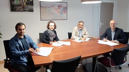 De izquierda a derecha: Javier Moreno, en representación de UNRWA Navarra; la coordinadora de la delegación Navarra de ACNUR, Yolanda Andueza; el presidente de UNICEF Comité Navarra, Miguel Fermín Aguirre; y el Director General de Protección Social y Cooperación al Desarrollo, Andrés Carbonero.
De izquierda a derecha, Javier Moreno, en representación de UNRWA Navarra; la coordinadora de la delegación Navarra de ACNUR, Yolanda Andueza; el presidente de UNICEF Comité Navarra, Miguel Fermín Aguirre; y el Director General de Protección Social y Cooperación al Desarrollo, Andrés Carbonero