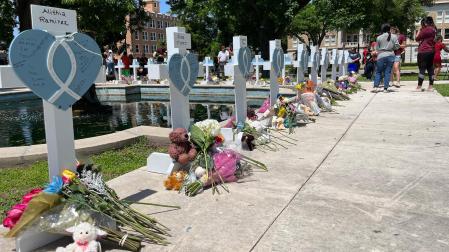 Cruces instaladas en memoria de las 21 víctimas asesinadas en el tiroteo de la escuela primaria Robb, en Texas
