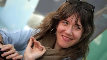 Violeta Serrano, ayer, en la Feria del Libro de Navarra que tiene lugar en la Plaza del Castillo.