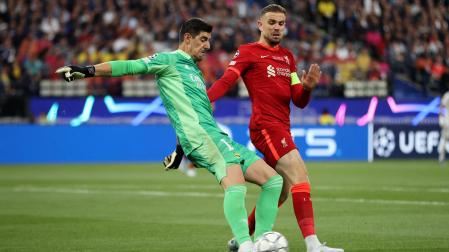 Courtois y Henderson, en el inicio del partido