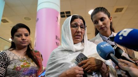 La madre de las jóvenes de terrassa asesinadas en Pakistan atiende a los medios de comunicación a su llegada al aeropuerto de El Prat en Barcelona.