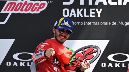 Bagnaia celebra su victoria en la carrera de MotoGP del Gran Premio de Italia