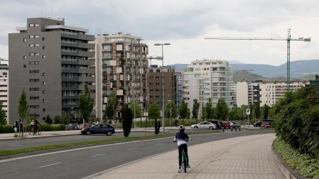 Varios ciclistas, en la avenida Juan Pablo II del barrio de Lezkairu