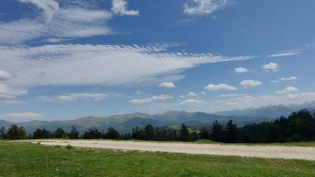 Altocúmulos decorando el cielo del Pirineo, desde Ori (izquierda) hasta la Mesa y Petretxema (derecha)