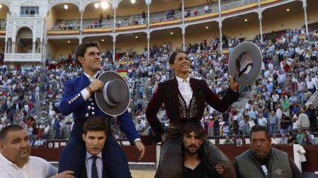 La rejoneadora Lea Vicens y el rejoneador Guillermo Hermoso de Mendoza, dan la vuelta al ruedo y salen a hombros por la Puerta Grande