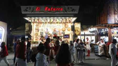 El emblemático puesto de vino añejo El Baturro, en Antoniutti
AYUNTAMIENTO DE PAMPLONA
(Foto de ARCHIVO)
09/06/2018 Puestos gastronómicos en Antoniutti en unos Sanfermines de años anteriores.