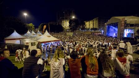Concierto de Iseo&Dodosound y, como telonera, de Nathy Peluso, en la Plaza de los Fueros durante los Sanfermines de 2018