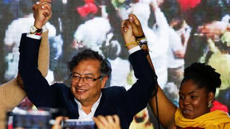 Gustavo Petro celebra con la candidata a la vicepresidencia, Francia Marquez, su triunfo en las elecciones colombianas
