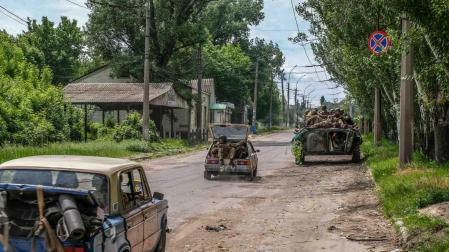 Soldados moviéndose en vehículos cerca de Severodonetsk
