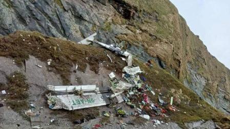 El avión se estrelló contra la falda de una montaña