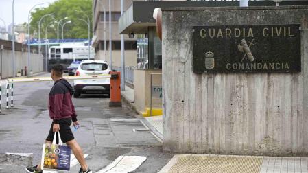 Una persona pasa por delante de las instalaciones de la comandancia de la Guardia Civil donde se encuentra detenido un hombre por una presunta agresión a su mujer, a 30 de mayo de 2022, en A Coruña