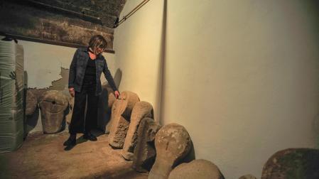 Soco Ojer, concejala de Turismo, junto a las estelas almacenadas parte de las cuales se mostrarán