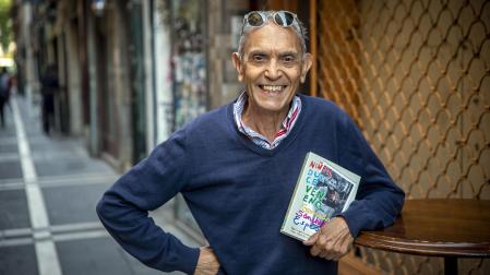 Germán Sánches Espeso este lunes junto a la librería Ménades de Pamplona, donde presentó 'Niñez, dulce veneno'.