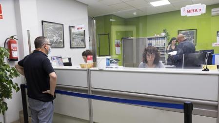 Una persona espera ser atendida en el Ayuntamiento de Corella, afectado por el ciberataque