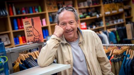 Jokin Azketa es un viajero y escritor empedernido. Con La vida en la punta de los dedos suma cuatro novelas desde su estreno en el panorama literario en 2011