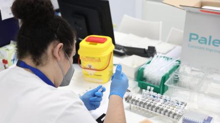 Una técnico del laboratorio de Microbiología del Gregorio Marañón, donde han comenzado a realizar pruebas para la viruela del mono