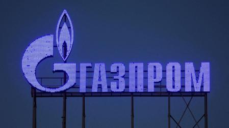 Logo de la empresa Gazprom en un edificio en San Petersburgo
