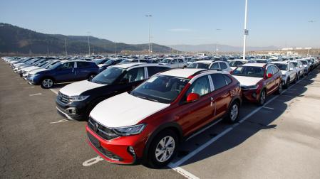 La fábrica se está viendo obligada a almacenar coches incompletos que esperan recuperarse en los próximos días.
