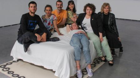 De izda. a dcha: Iñigo Villafranca, Nerea de Diego, Iñigo Gómez y Betisa San Millán. En el lado más cercano de la cama, Elisa Arteta, Oskia Ugarte e Idoia Pastor, miembros del equipo del Centro Huarte.