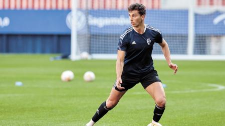 Lucas Torró, en un entrenamiento de Osasuna en El Sadar