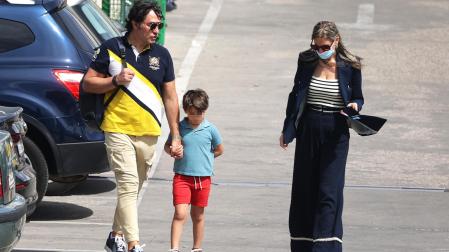Luis Lorenzo y Arancha Palomino caminan por una calle de Madrid este lunes pasado, 30 de mayo