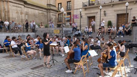 La orquesta de cuerda de la Escuela-Conservatorio actuó en la plaza Vieja