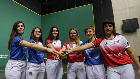 Las finalistas Itxaso Erasun, Miren Larrarte, Nora Mendizabal, Amaia Aldai, la navarra Goiuri Zabaleta y Leire Galeano juntan sus manos en el frontón del Navarra Arena