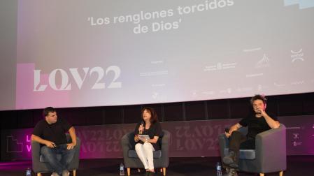 De izda. a dcha., Adrián Guerra, Teresa Montoro (AICE) y Oriol Paulo