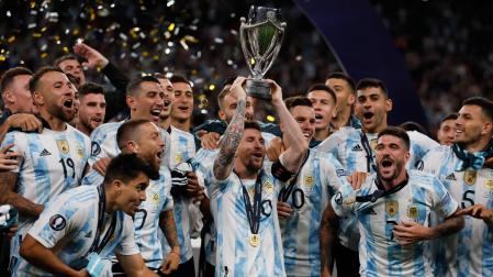 Messi levanta la copa de la 'Finalissima' tras ganar Argentina a Italiz