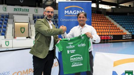 El director general de Magna, Javier Creixell, y Tatono Arregui, presidente del Club Deportivo Xota