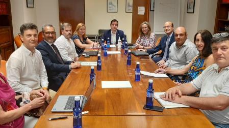 El consejero de Desarrollo Económico y Empresarial, Mikel Irujo, junto a los miembros del Consejo del Trabajo Autónomo de Navarra