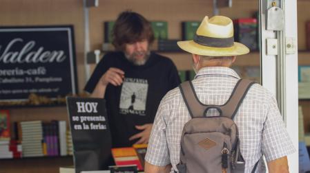 Imagen de un puesto de la feria del libro, en la plaza del Castillo