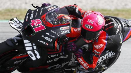 Aleix Espargaró, del equipo Aprilia, durante la tercera sesión de entrenamientos libres del GP de Cataluña