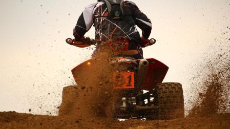 Una persona, en un quad