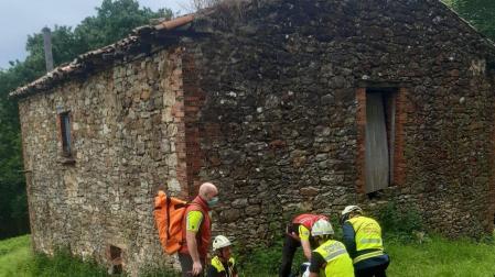 Servicios de emergencia cántabros, junto a la cabaña donde se encontraba el hombre