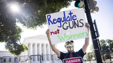 n manifestante muestra una pancarta para apoyar el control de armas en Washington