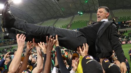 John Aloisi, manteado por sus jugadores el pasado 29 de mayo, tras conseguir su primer título de la liga australiana, con el Western United