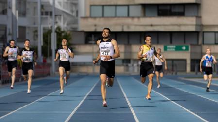 Iñigo Pérez se impuso con autoridad en los 400 m. El internacional hispano-hondureño hará hoy doblete en el 200
