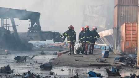 Bomberos trasladan el cuerpo de uno de los fallecidos en la explosión