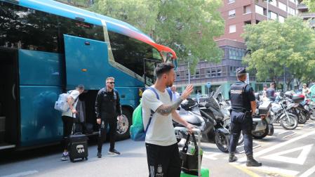 Messi saluda a los aficionados a su llegada al hotel Tres Reyes de Pamplona