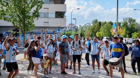 Hinchas de Argentina en las inmediaciones del estadio de El Sadar antes del Argentina - Estonia